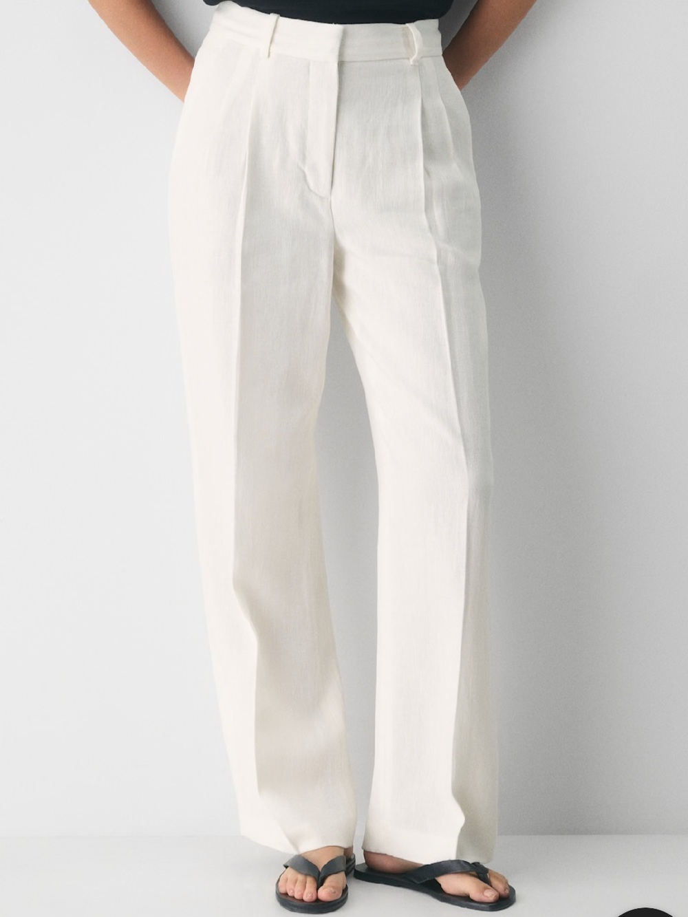 Wilfred Aritzia The Effortless Pant
High-waisted wide-leg linen twill trousers